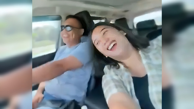 Wahyudin Moridu bersama seorang wanita saat videonya viral. [Instagram]